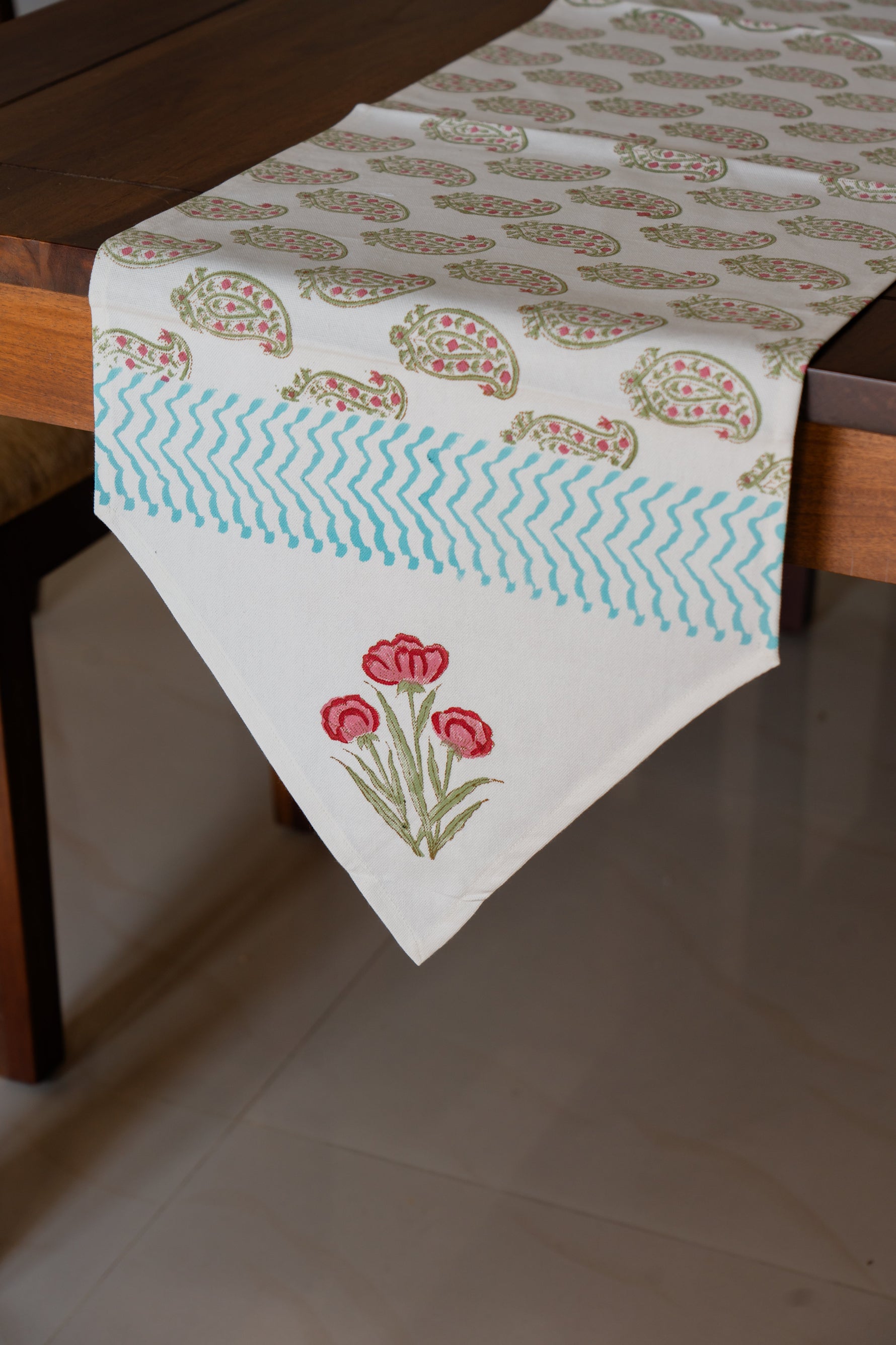Minimal to Maximal: Table Runners as Centerpiece Foundations