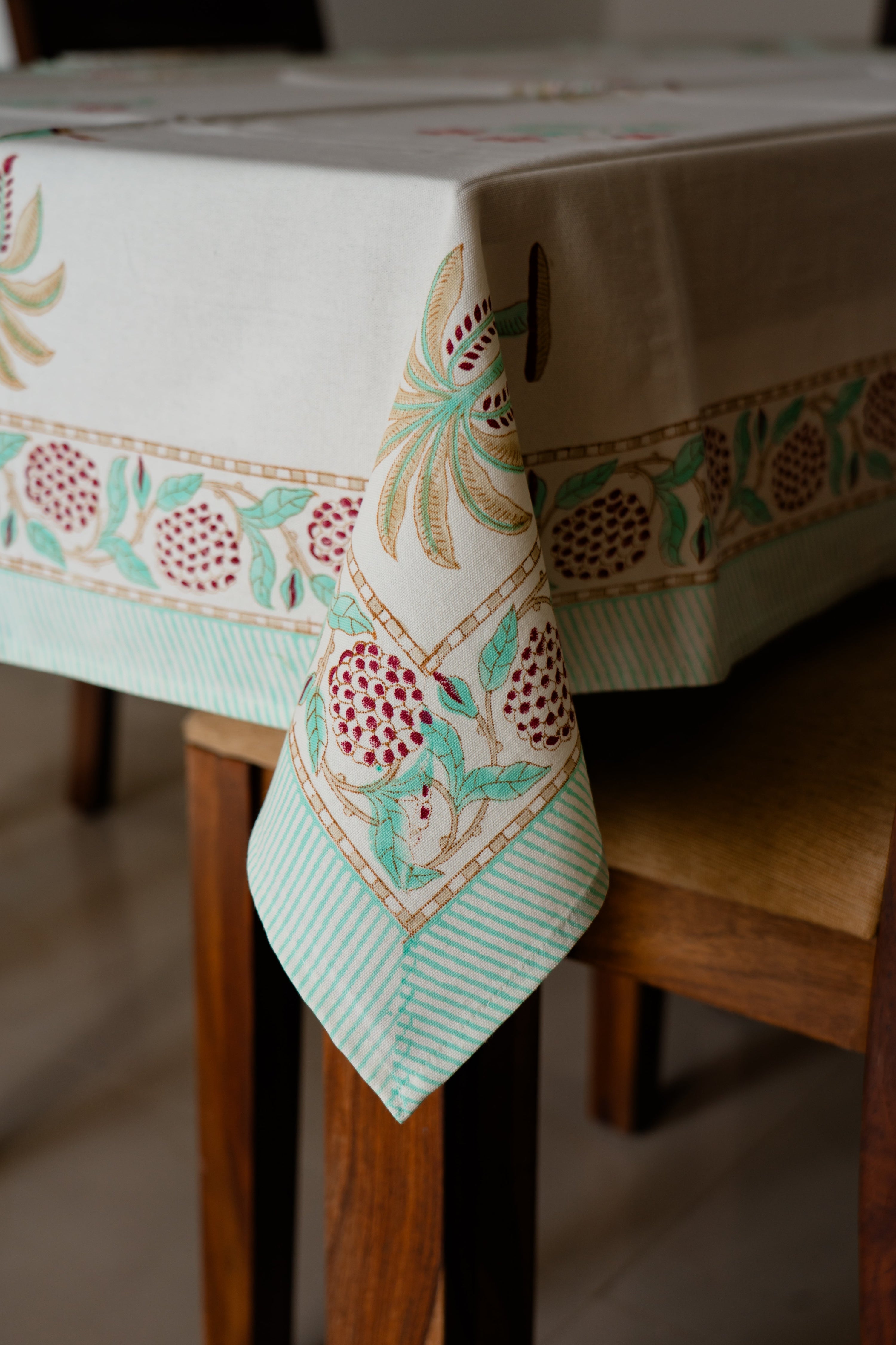 Texture and Dining: How Handloom Table Cloths Enhance Meal Experiences