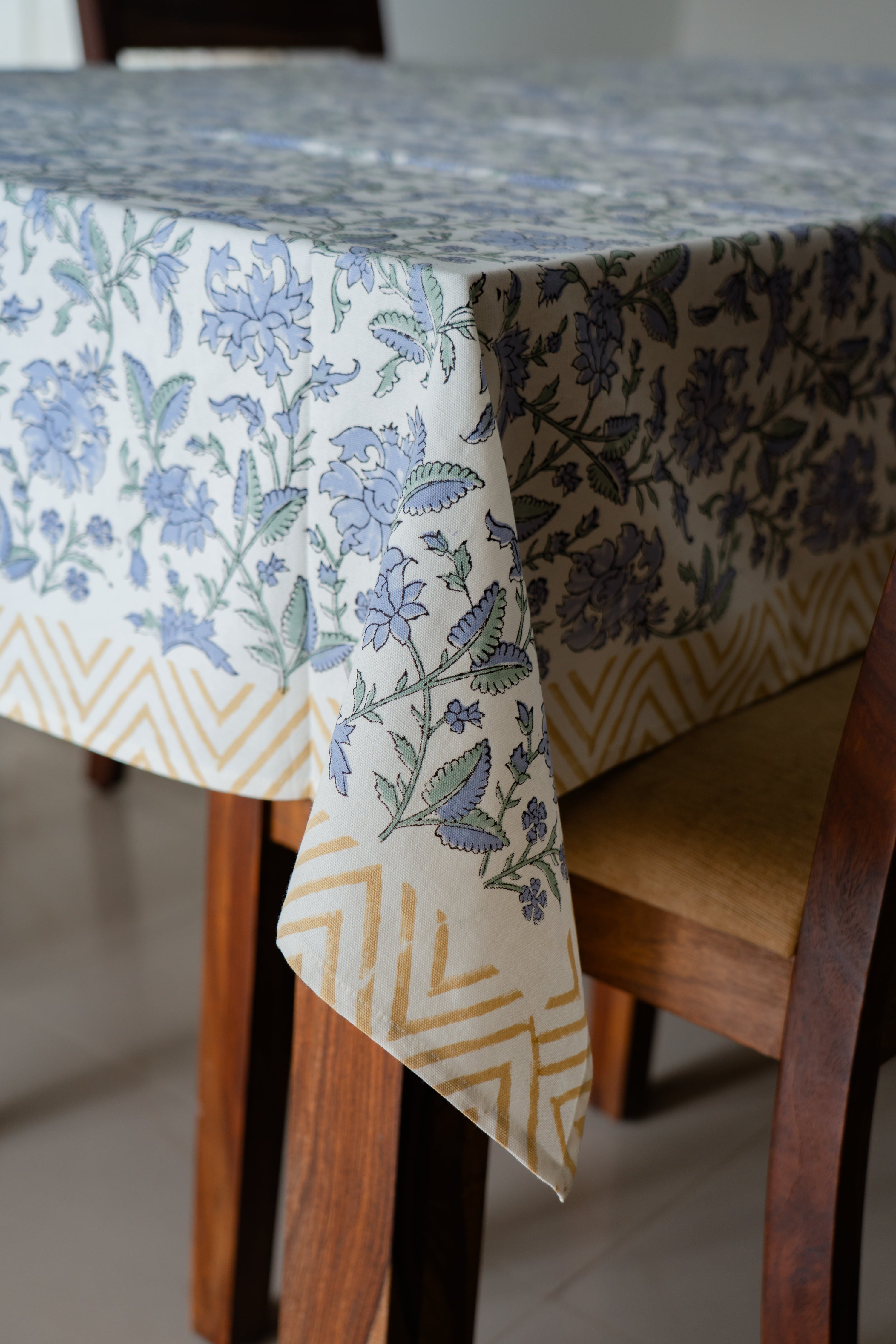Tablecloth as Conversation Starter: Fostering Connections in Dining Spaces
