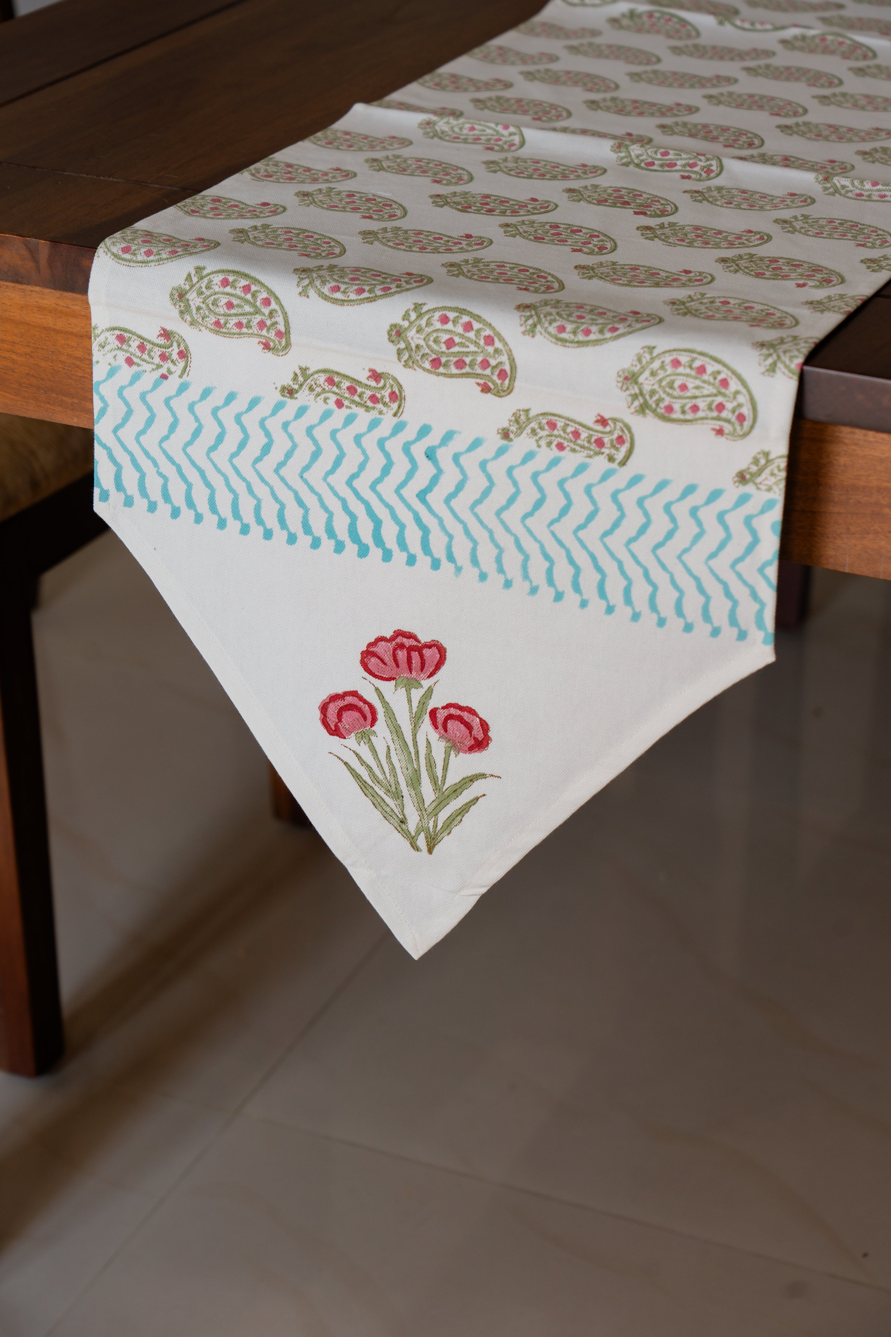 Minimal to Maximal: Table Runners as Centerpiece Foundations