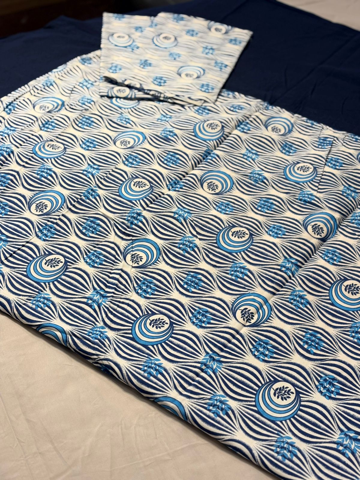BLUE & WHITE FLORAL PATTERN BORDER BEDSHEET