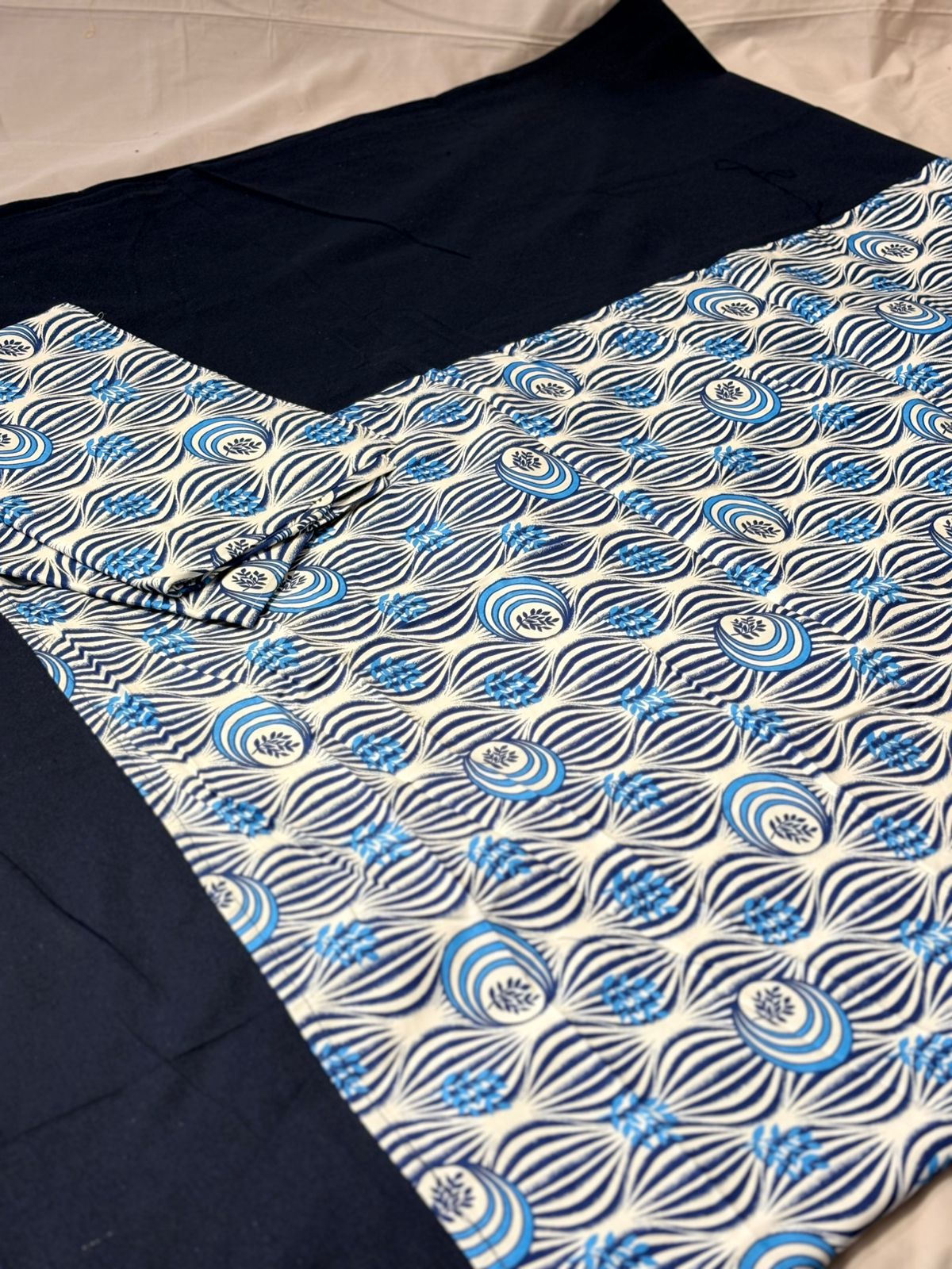 BLUE & WHITE FLORAL PATTERN BORDER BEDSHEET