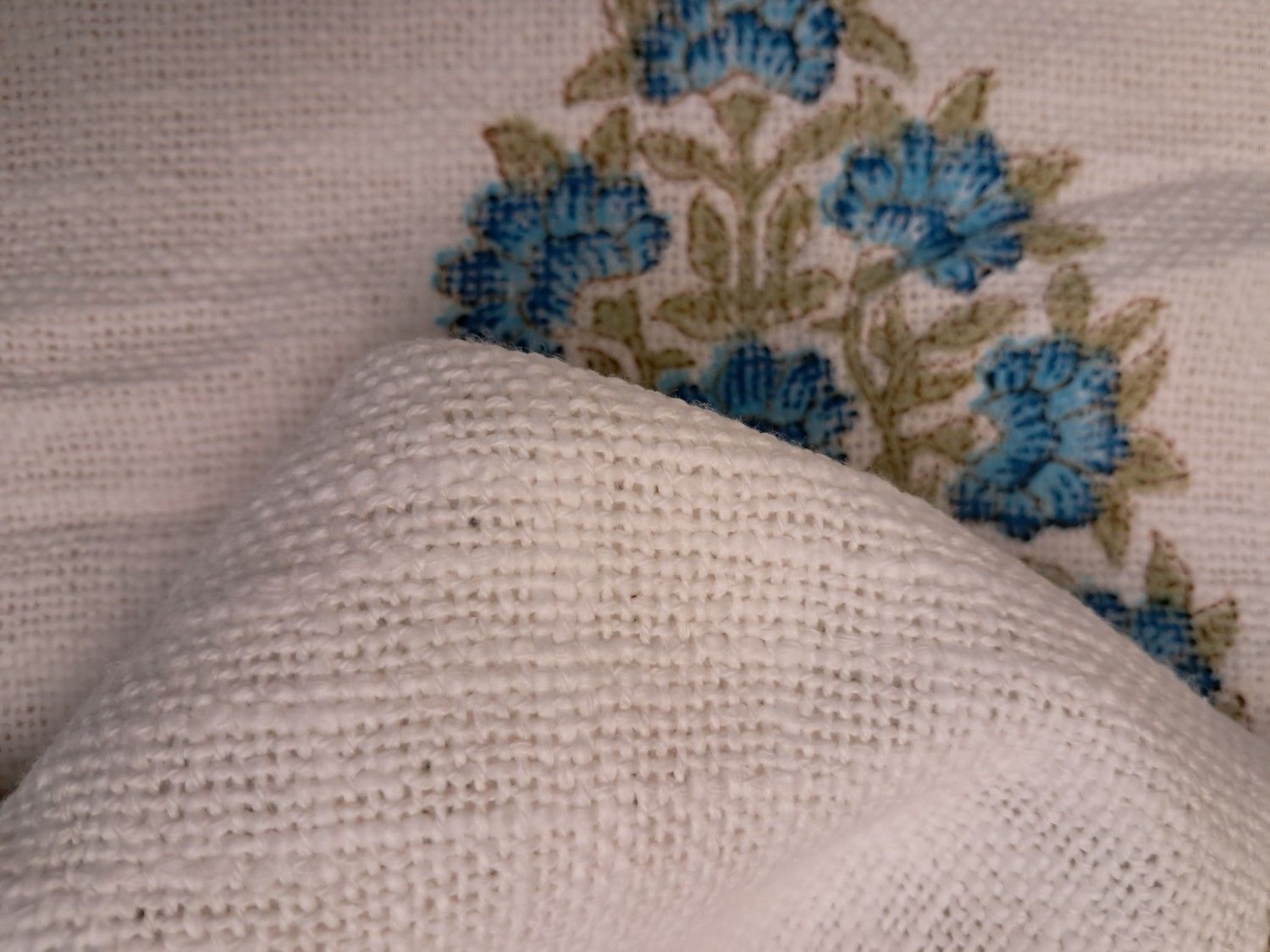 Sapphire Blossom Artisan Jute Bedcover – Elegance Woven in Nature’s Beauty