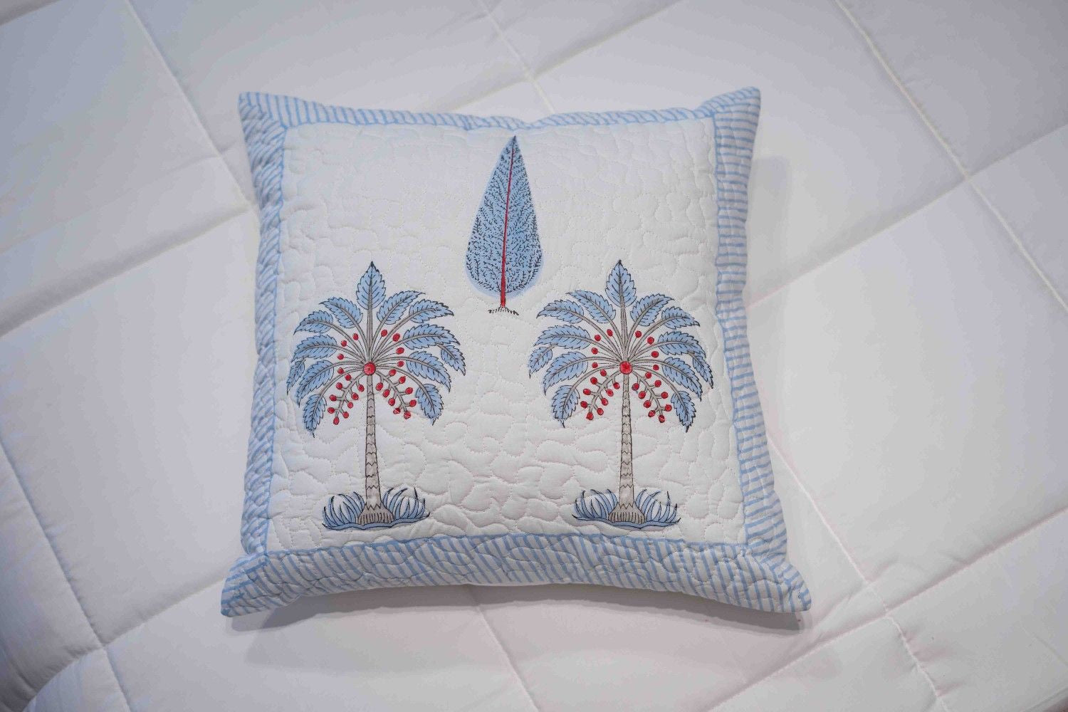 palm-haven-cushion-cover-tropical-elegance-for-modern-interiors