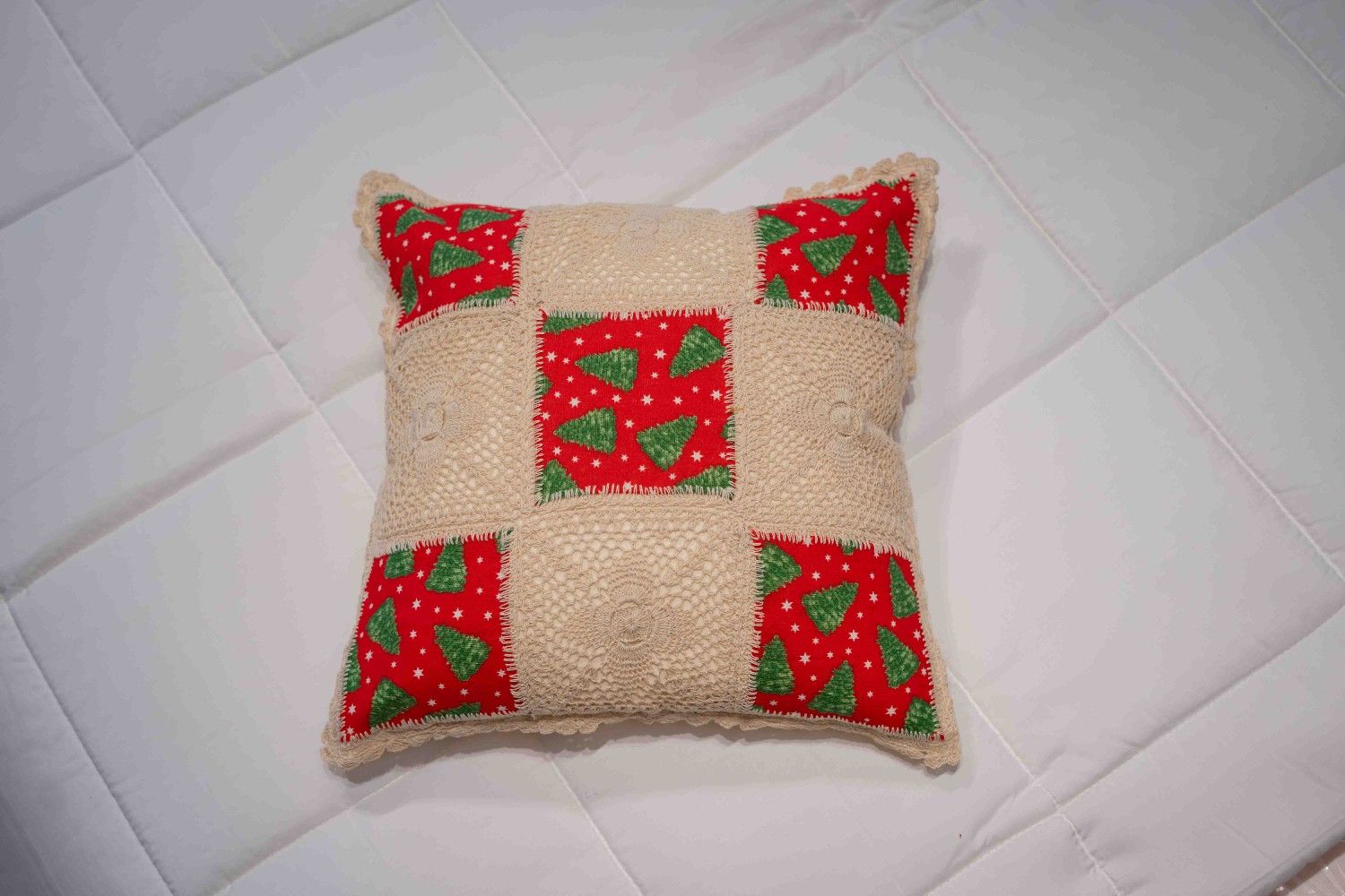 festive-quilt-charm-cushion-cover-vibrant-home-decor-accent