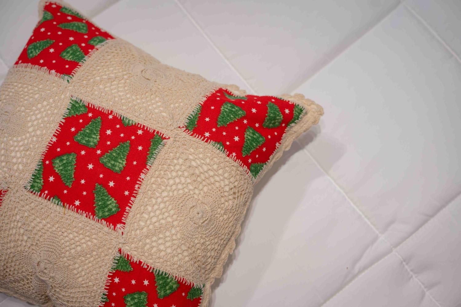 festive-quilt-charm-cushion-cover-vibrant-home-decor-accent