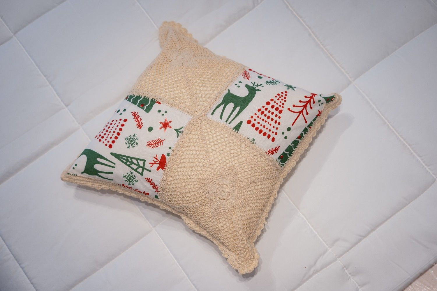 holiday-tapestry-cushion-cover-festive-elegance-for-your-home