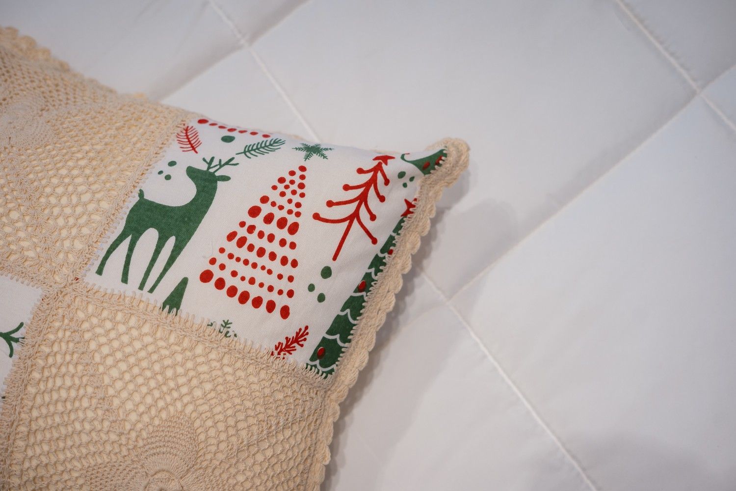 holiday-tapestry-cushion-cover-festive-elegance-for-your-home