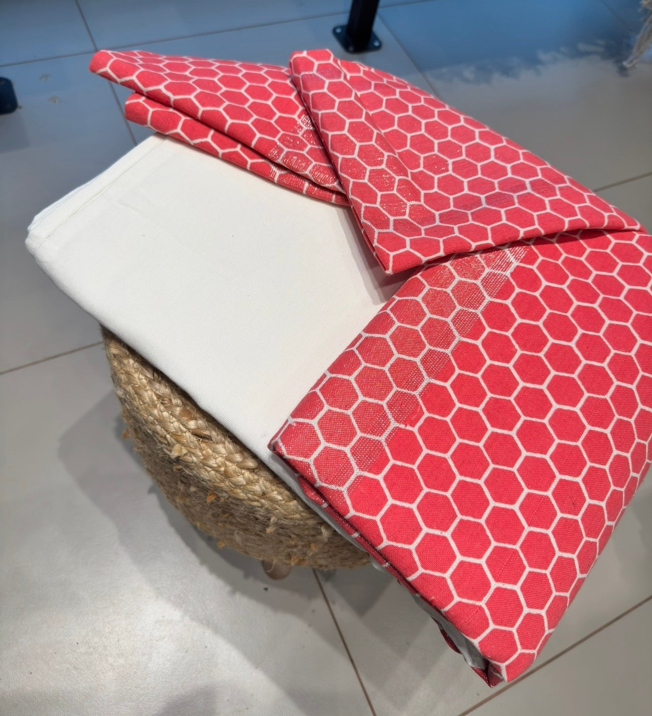 Ruby Honeycomb Classic – King Size Border Bedsheet Set