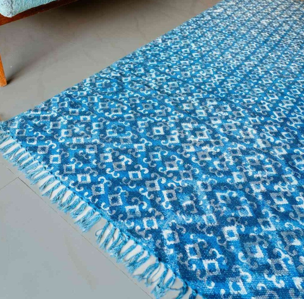 azure-lattice-rug-timeless-elegance-in-a-classic-blue-white-design