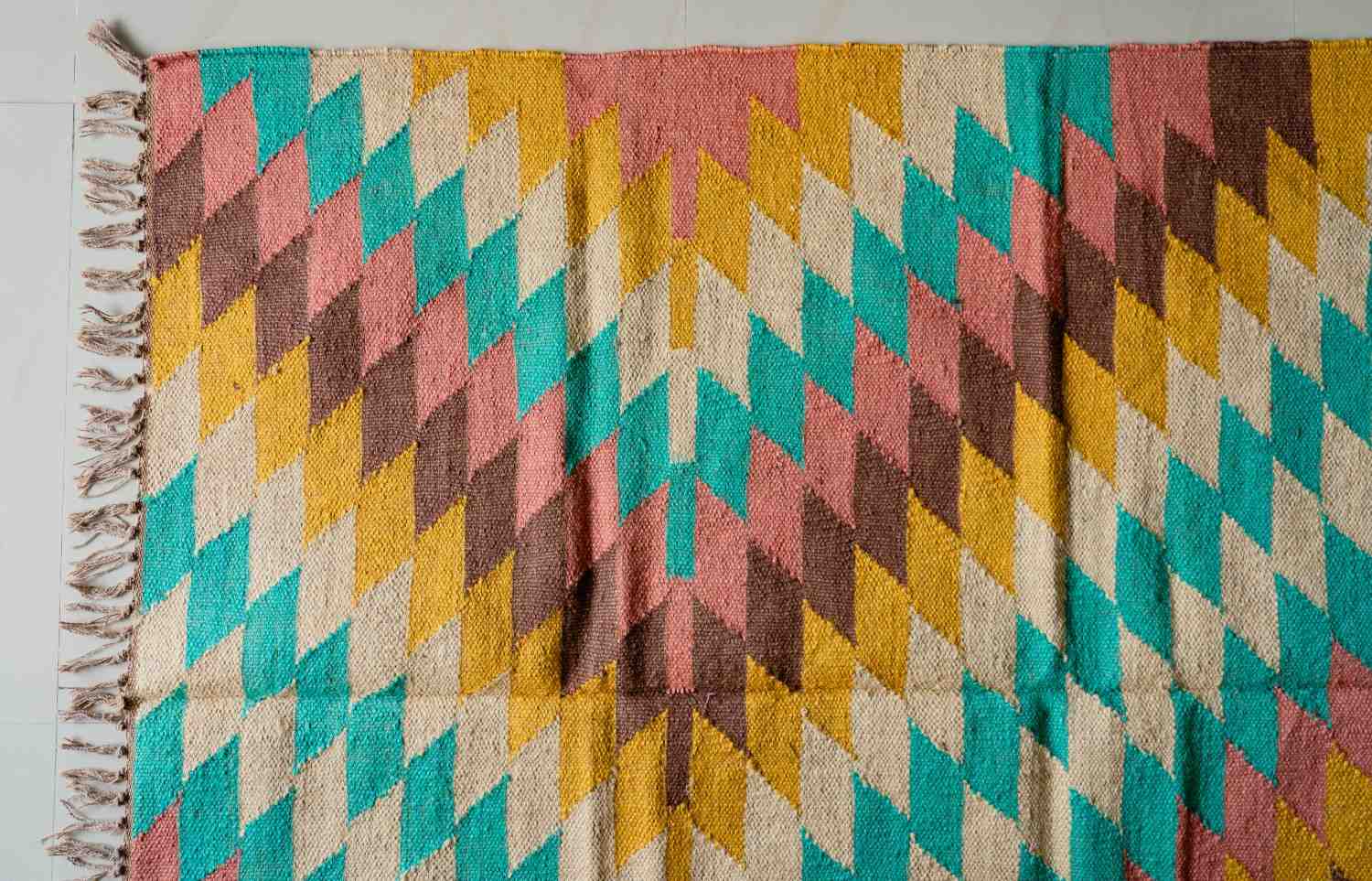 coastal-chevron-kilim-rug-breezy-elegance-with-timeless-chevron-design-64-size