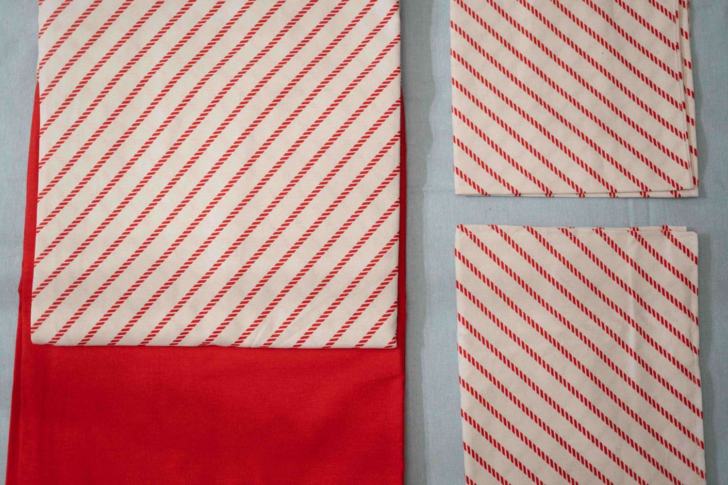 Peppermint Stripe Classic Border Bedsheet – Fresh Cotton Bedding with Timeless Design