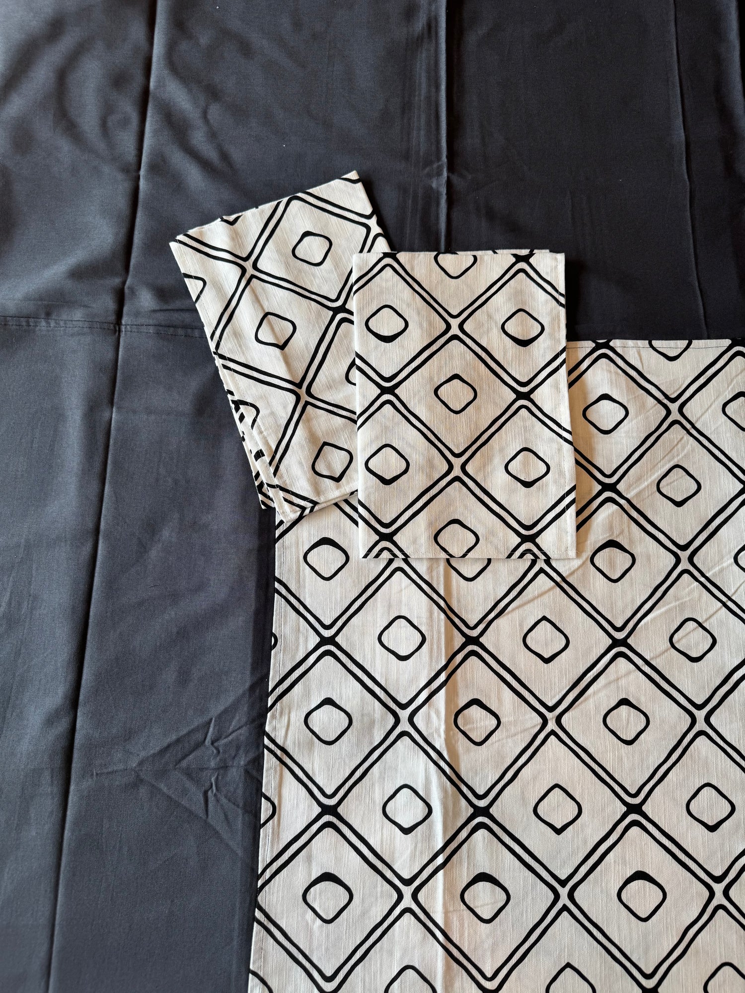 Onyx Geometric Border Bed Sheet Set