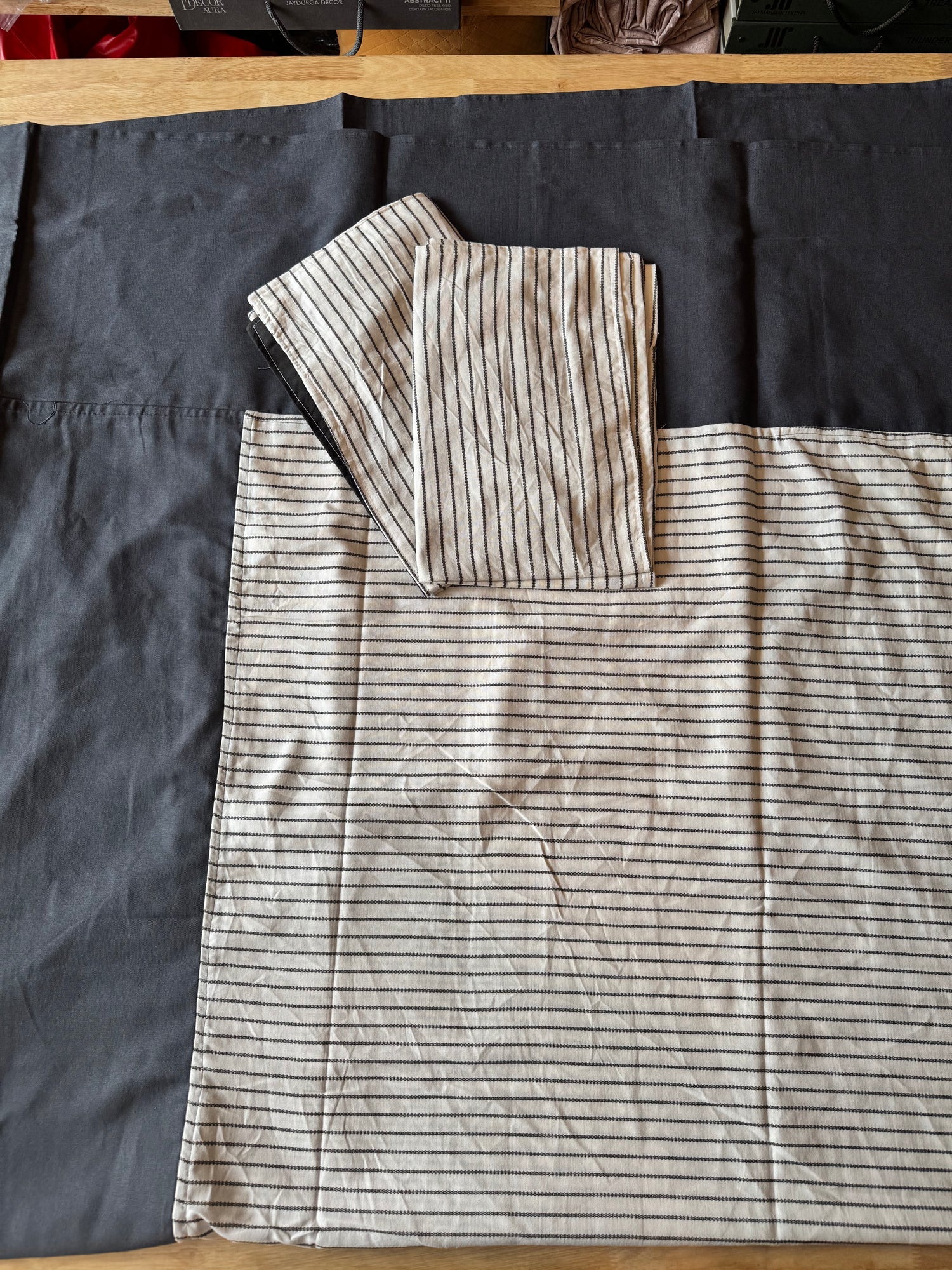 Onyx Pinstripe Border Bedspread Set
