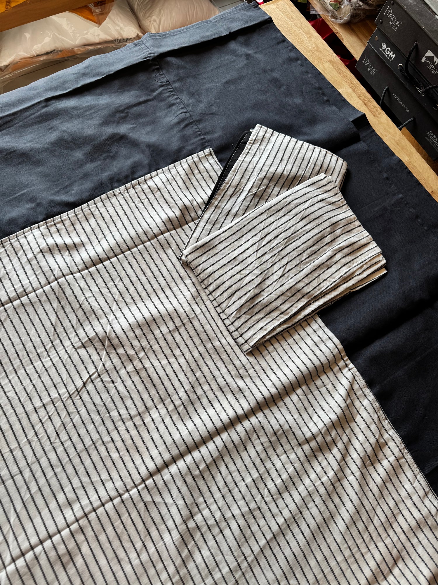 Onyx Pinstripe Border Bedspread Set