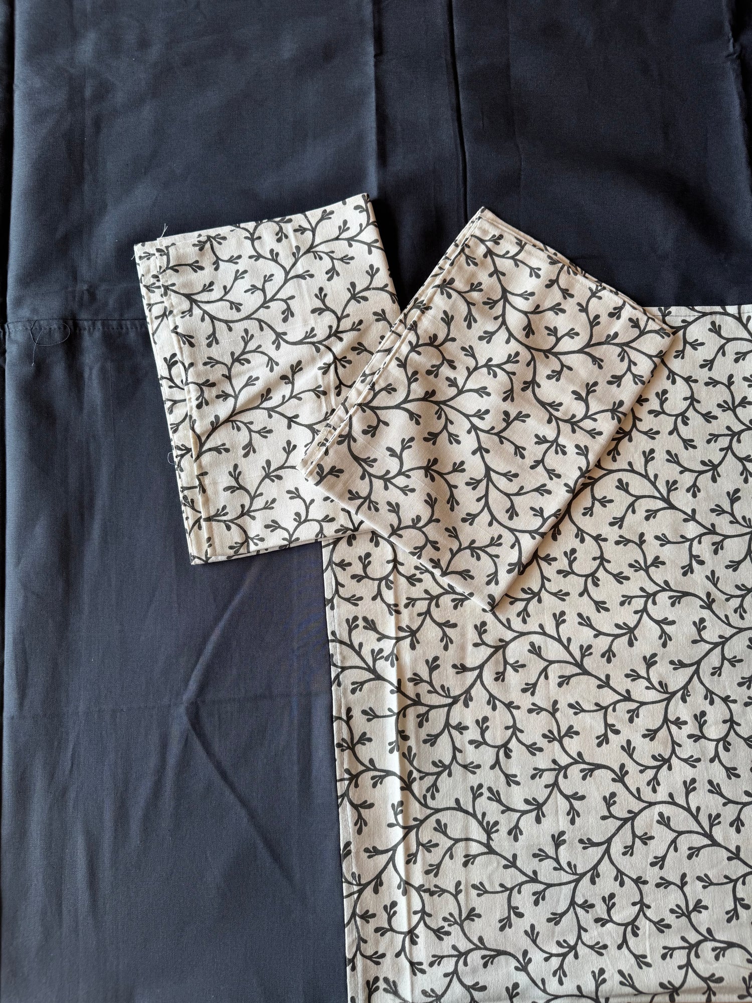 Obsidian Ivy Border Bedspread Set