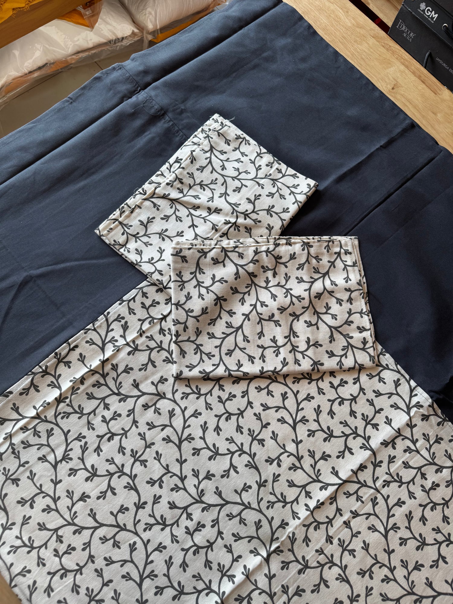 Obsidian Ivy Border Bedspread Set
