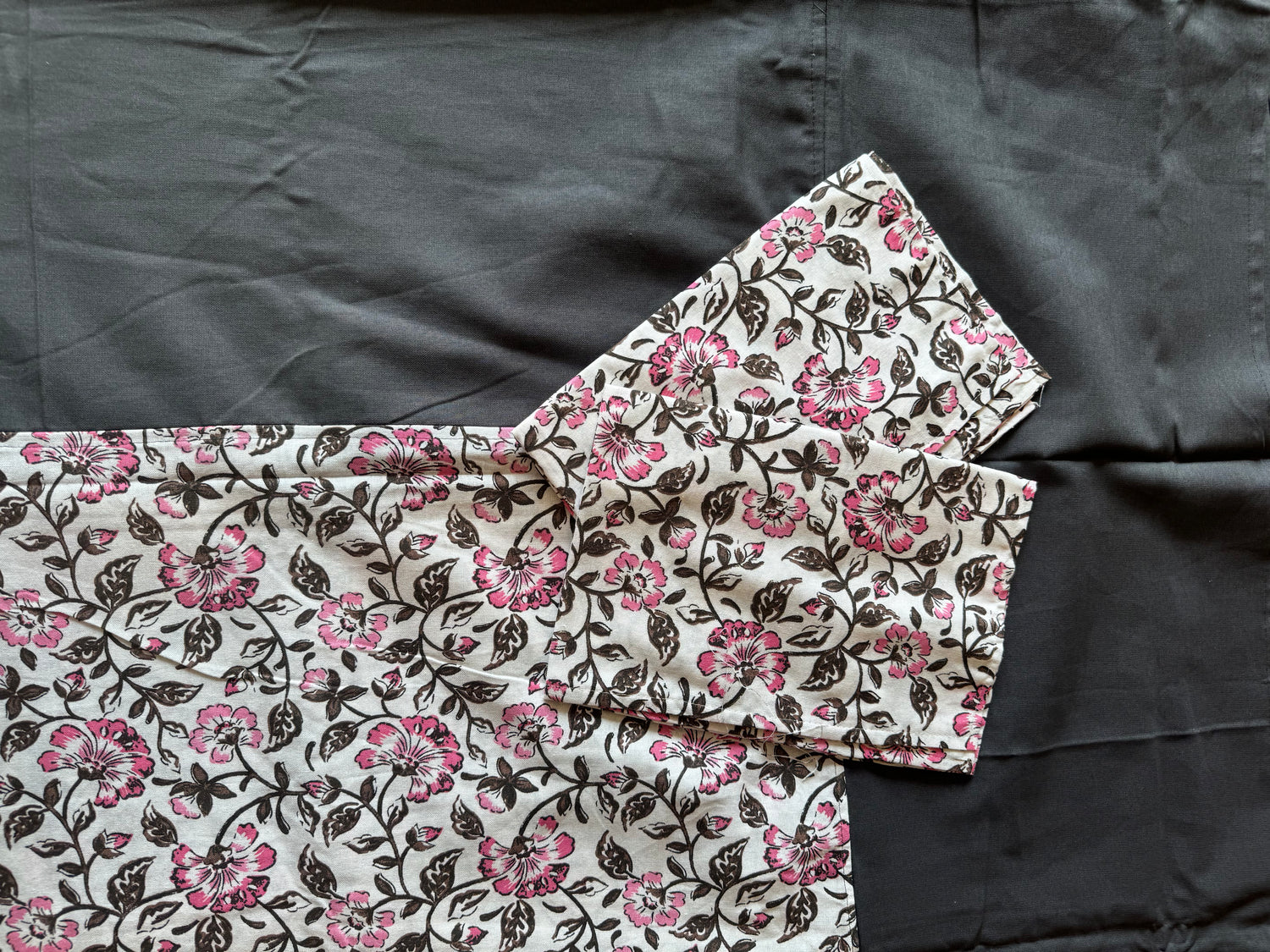 The Midnight Rose Border Bed Sheet Set