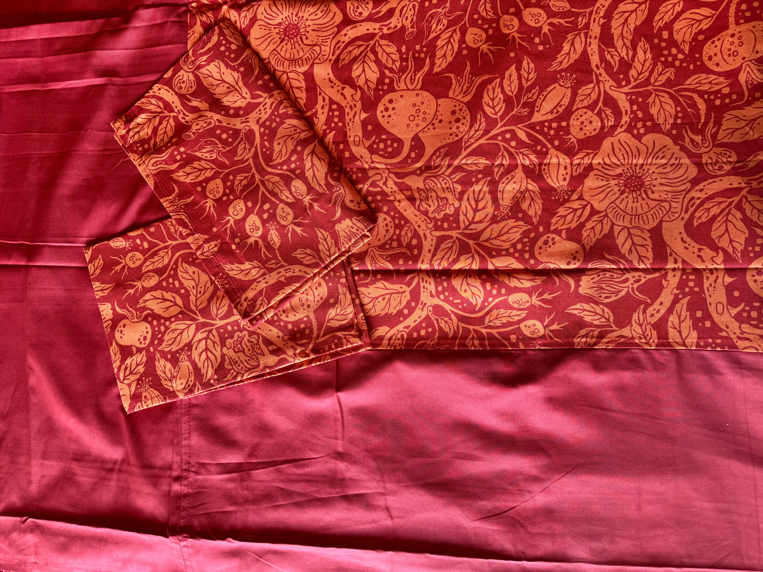 The Crimson Vineyard Border Bed Sheet Set