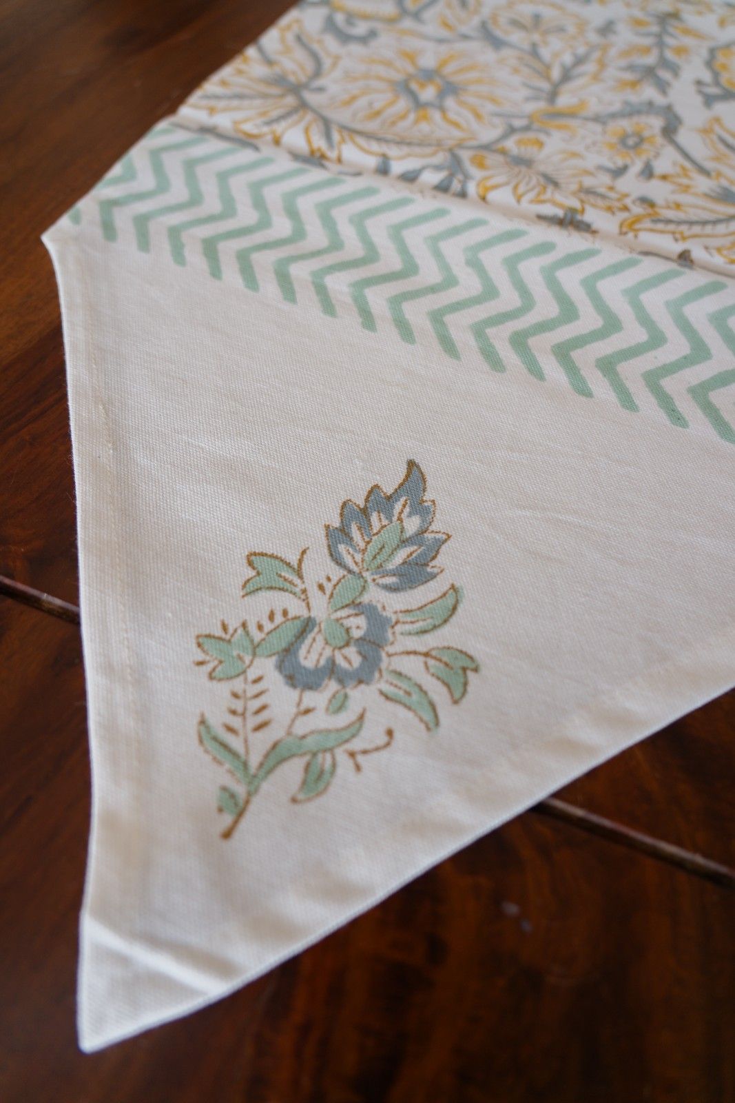 aurum-garden-mist-table-runner-luxurious-dining-decor