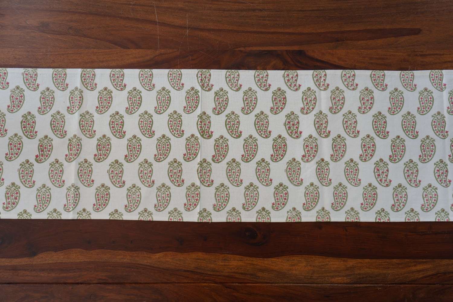 crown-paisley-elegance-table-runner-regal-dining-decor