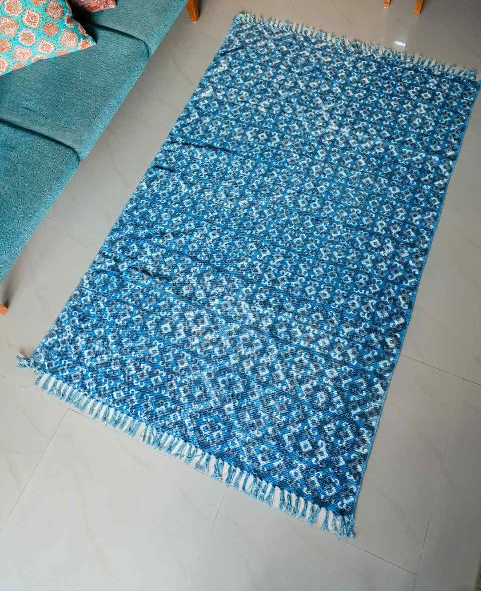 azure-lattice-rug-timeless-elegance-in-a-classic-blue-white-design