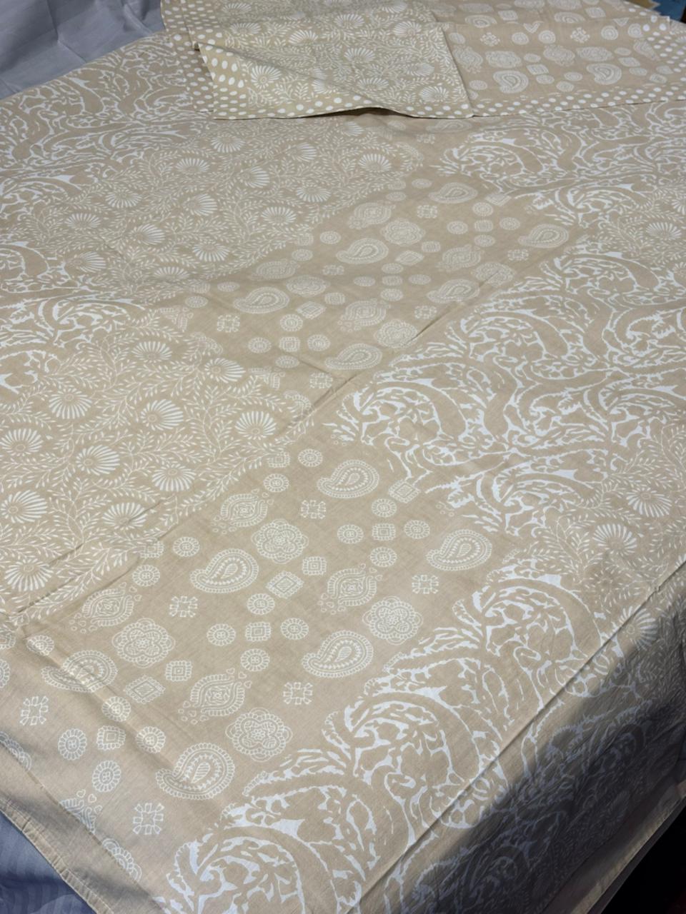 Elegant Beige & White Floral Paisley King‑Size Bedsheet
